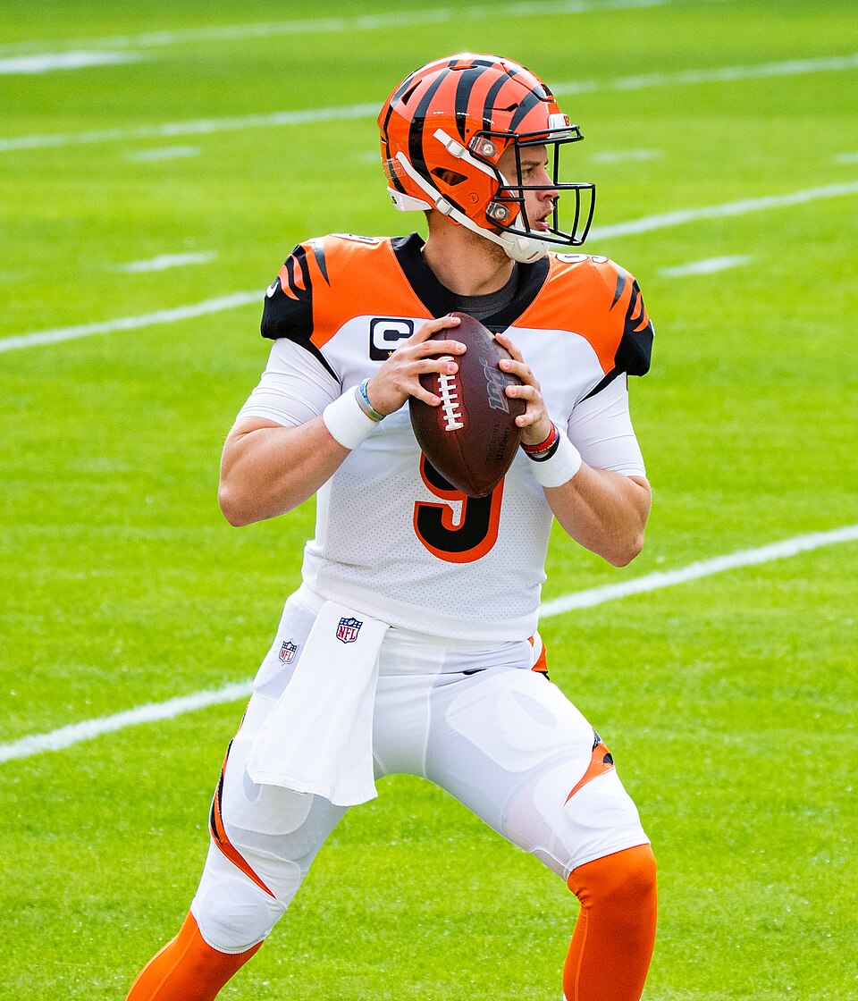 Joe Burrow warming up in his Cincinnati Bengals uniform in November 2020